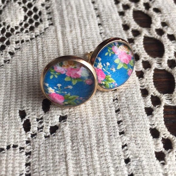 Jewelry - Flirty Rose Floral Studs